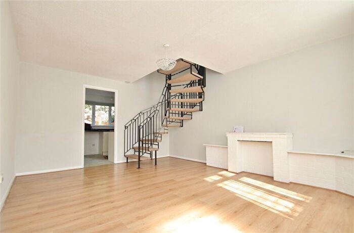 2 Bedroom End Of Terrace House To Rent In Cotswold Close, Verwood, Dorset, BH31