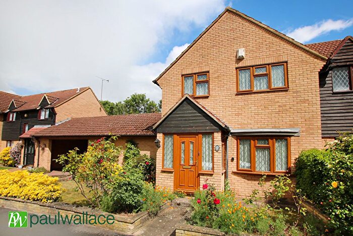 3 Bedroom Semi Detached House For Sale In Lower Meadow, West Cheshunt, EN8
