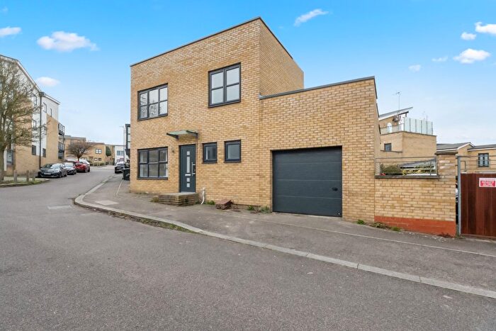 2 Bedroom Detached House For Sale In Courtyard Mews, Greenhithe, DA9