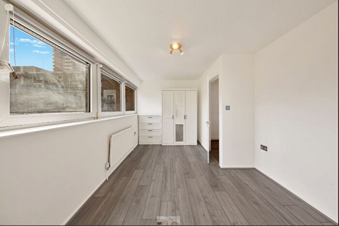 3 Bedroom Flat To Rent In Eric Street, London, E3