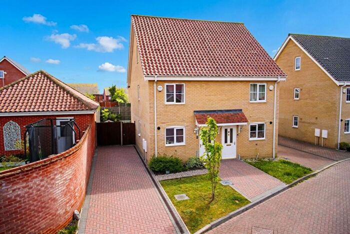 3 Bedroom Town House For Sale In Wellesley Close, Poringland, Norwich, NR14