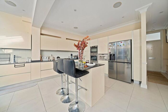 2 Bedroom Flat To Rent In Candahar Road, London, SW11