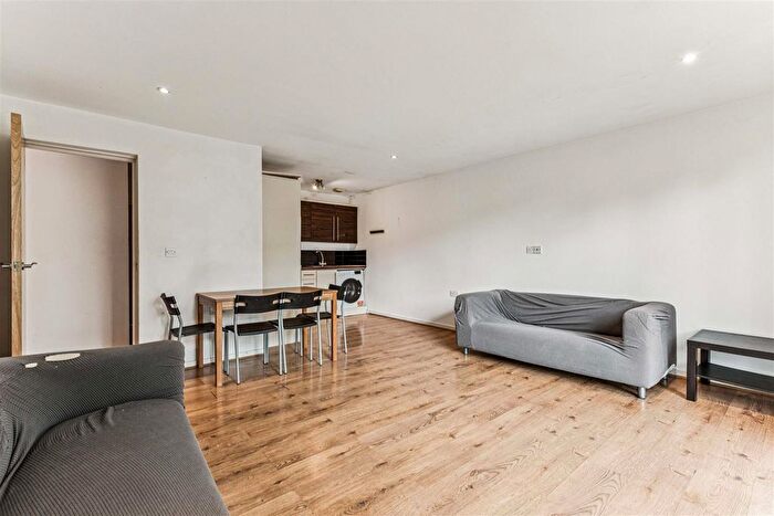 3 Bedroom Flat To Rent In Coldharbour Lane, London, SW9