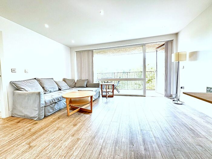 2 Bedroom Flat To Rent In Park Royal, London, NW10