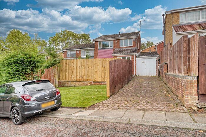 3 Bedroom Semi-Detached House For Sale In Oakfield Road, Whickham, NE16
