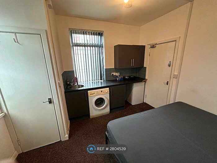 Studio To Rent In Henry St, Wakefield, WF2