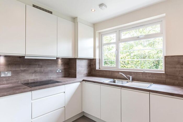 2 Bedroom Flat To Rent In Beverley Court, N14
