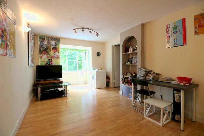 2 Bedroom Flat To Rent In Kingfisher Way, London, NW10