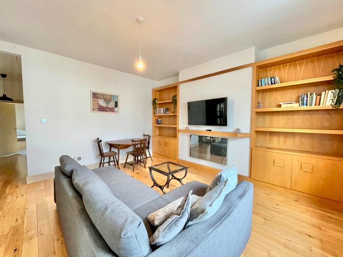 2 Bedroom Flat To Rent In Lichfield Grove, Finchley Central, London, N3