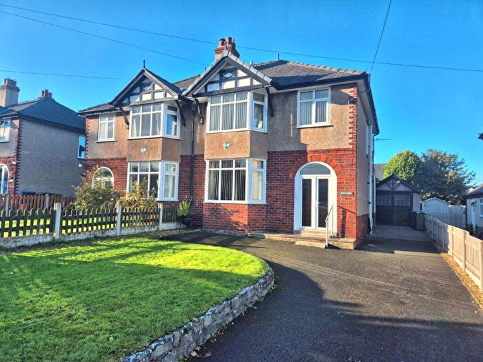 3 Bedroom Semi Detached House For Sale In Wern Uchaf, Ruthin, LL15