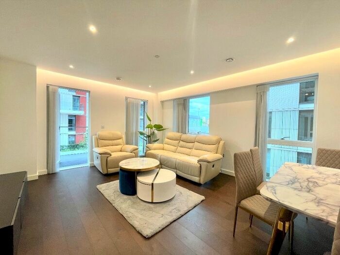 2 Bedroom Flat To Rent In Lanchester Way, Nine Elms, London, SW11