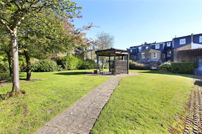 1 Bedroom Flat For Sale In Hertford Court, Falcon Road, SW11