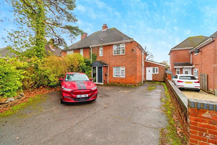 4 Bedroom Semi Detached House For Sale In West End Road, Southampton, SO18