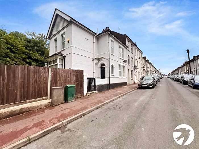 3 Bedroom End Terrace House For Sale In Thorold Road, Chatham, Kent, ME5