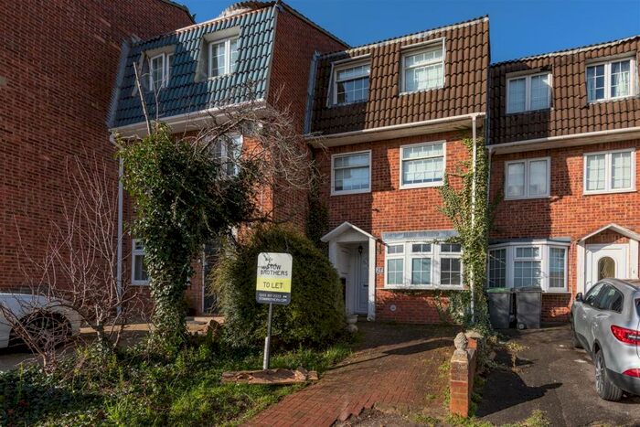 Studio To Rent In Regency Close, Chigwell, IG7