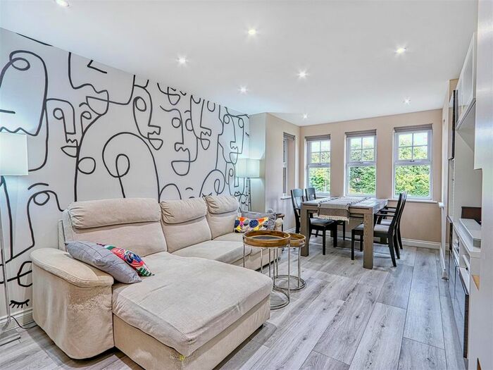 2 Bedroom Flat To Rent In Linacre House, Archdale Close, Chesterfield, Derbyshire, S40