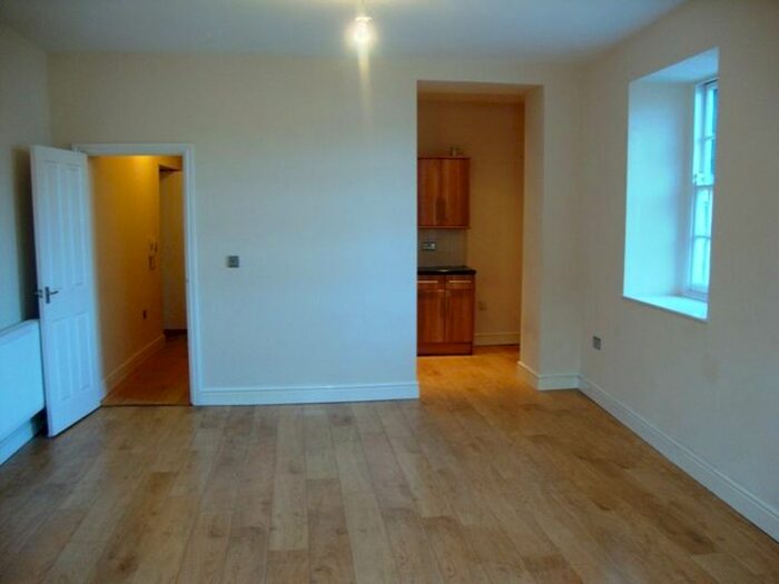 2 Bedroom Flat To Rent In High Street, Caerleon, Newport, NP18