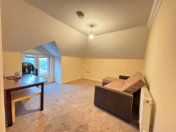 2 Bedroom Apartment To Rent In Kingswood Court - Grove Road, LU1