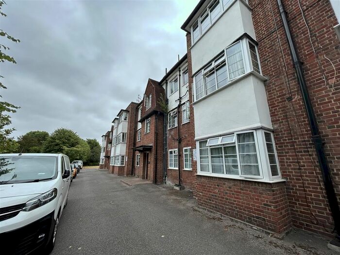 3 Bedroom Flat To Rent In Cecil Close, Mount Avenue, London, W5