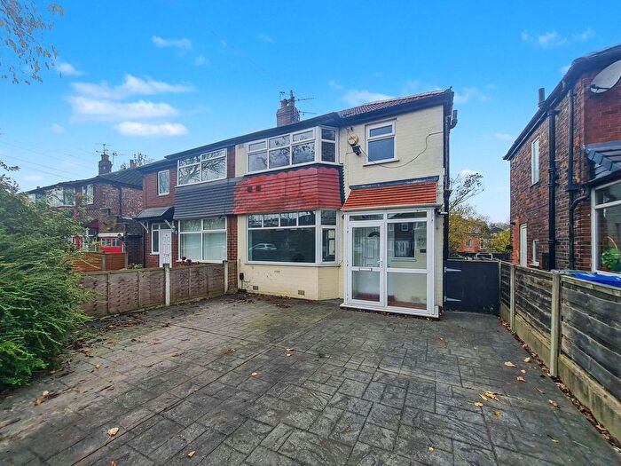 3 Bedroom Semi-detached House To Rent In Prestfield Road, Whitefield, M45