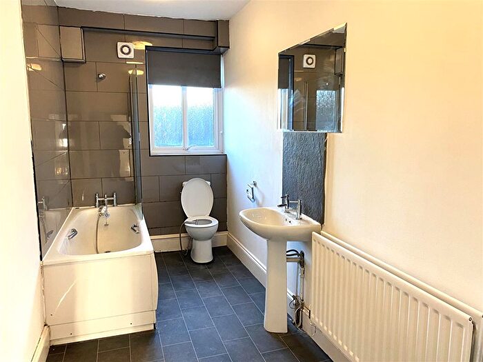 2 Bedroom Flat To Rent In Amy Road, Oxted, RH8