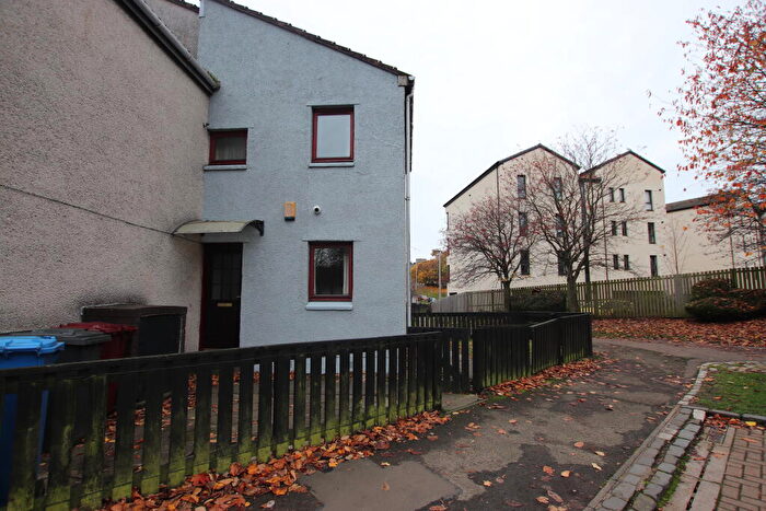 4 Bedroom Semi-Detached House To Rent In Brougham Gardens, DD4