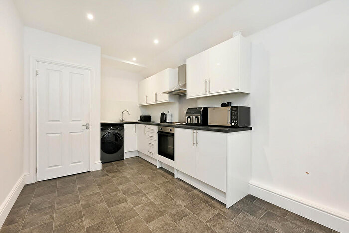 3 Bedroom Detached House For Sale In Highfield Road, Farnborough, GU14