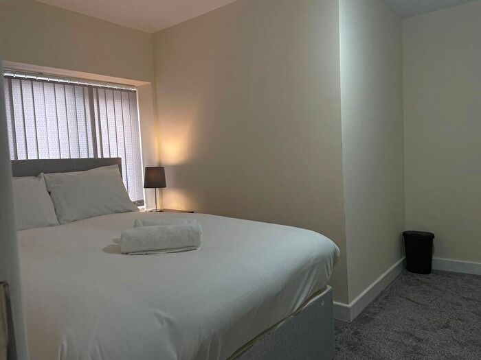 2 Bedroom Flat To Rent In Roebuck Lane, West Bromwich, Birmingham, West Midlands, B70