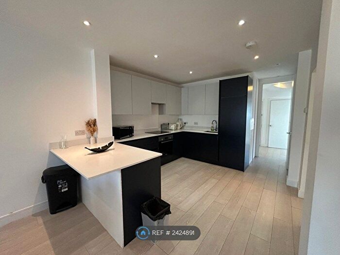 3 Bedroom Flat To Rent In Station Road, London, NW4