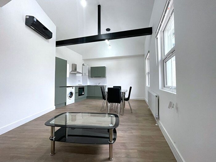 2 Bedroom Flat To Rent In Battersea Park Road, London, SW8