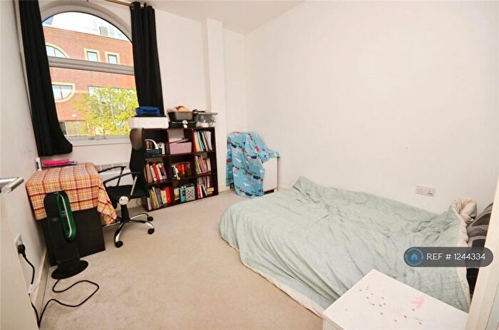 3 Bedroom Flat To Rent In Gatehouse Way, Aylesbury, HP19