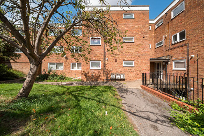2 Bedroom Flat For Sale In Clarendon Road, Harpenden, AL5