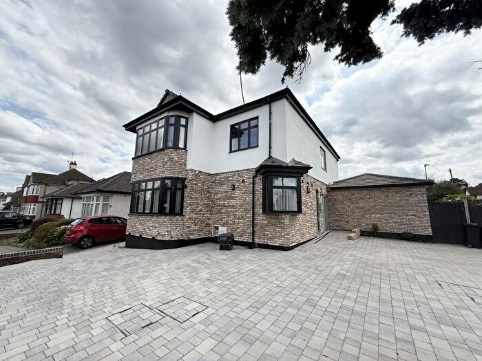 4 Bedroom Apartment To Rent In Links Side, Enfield, EN2