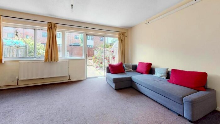 2 Bedroom Flat To Rent In Clandon Close, London, W3