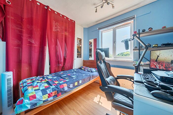 3 Bedroom Semi-detached House For Sale In Victoria Road, Knaphill, Woking, GU21
