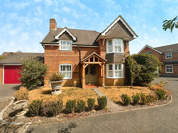 3 Bedroom Detached House For Sale In Toulouse Close, Camberley, Surrey, GU15
