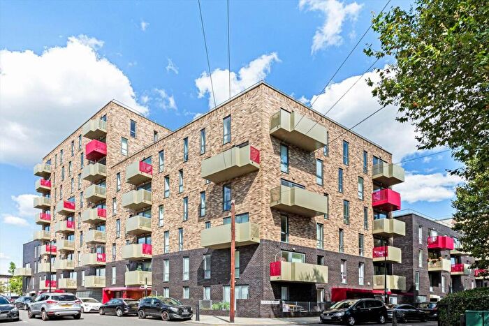 3 Bedroom Flat To Rent In White Horse Lane, Stepney, E1