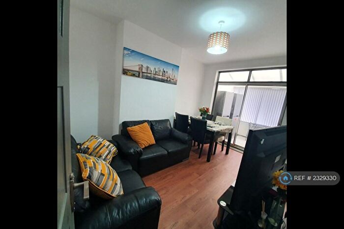 4 Bedroom Semi-Detached House To Rent In Bell Hill, Birmingham, B31