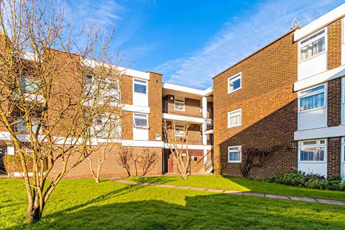 2 Bedroom Flat To Rent In Red Road, Borehamwood, WD6