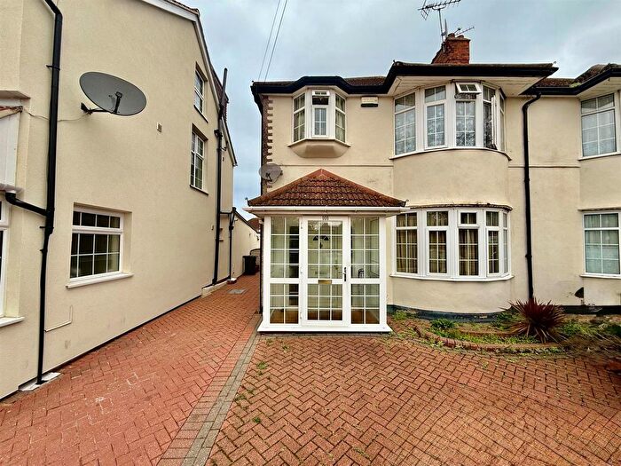 3 Bedroom Semi Detached House For Sale In Shelley Crescent, Hounslow, TW5