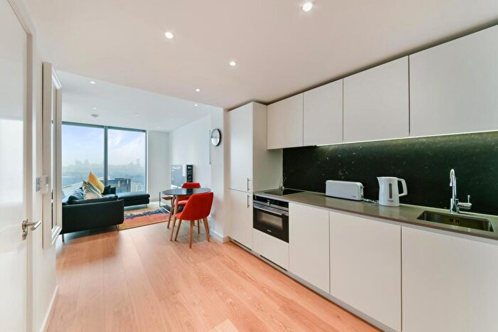 Apartment To Rent In Landmark Pinnacle, Canary Wharf, E14