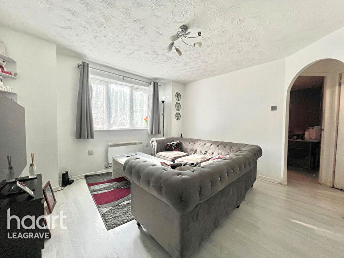 1 Bedroom Apartment For Sale In Simpson Close, Luton, LU4