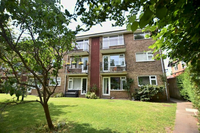 2 Bedroom Flat To Rent In Lovelace Road, Surbiton, KT6