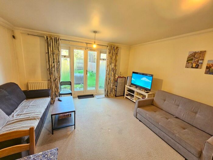 2 Bedroom Town House To Rent In Greenfield Drive, East Finchley, N2