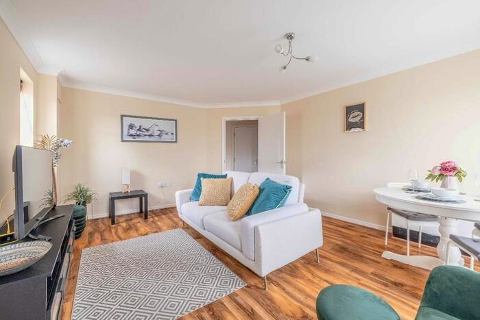 2 Bedroom Flat To Rent In Canon Gate, Slough, SL2