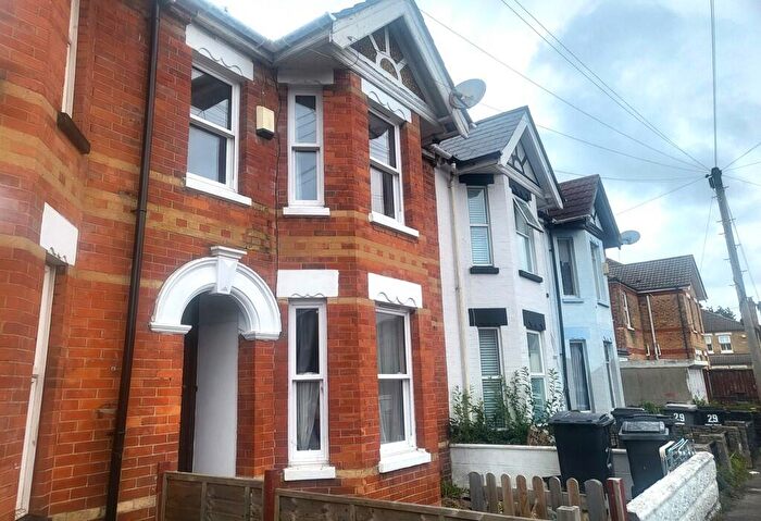 2 Bedroom Flat To Rent In Warwick Road, Bournemouth, Dorset, BH7