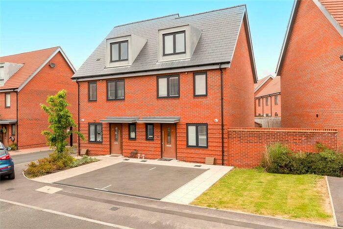 3 Bedroom Semi-Detached House To Rent In Tidman Road, Reading, Berkshire, RG2