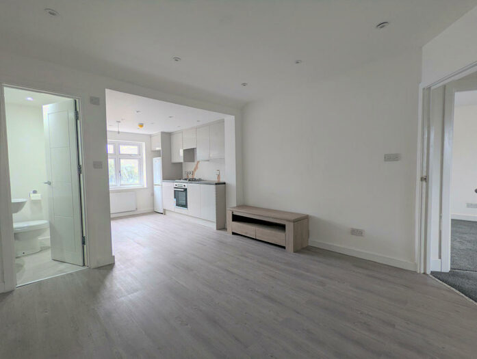 3 Bedroom Flat To Rent In Gaysham Avenue, Essex, IG2