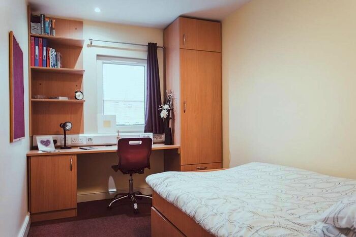 1 Bedroom Flat To Rent In Long Side, Bradford, BD7