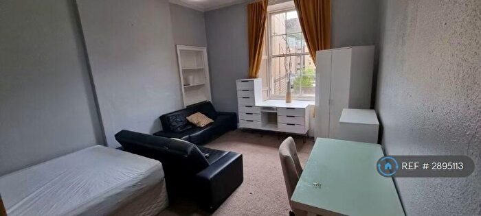 3 Bedroom Flat To Rent In St Leonards St, Edinburgh, EH8